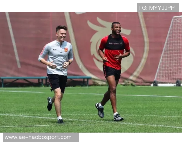 湖人队启程前往凤凰城客场比赛登机照曝光全队士气高涨