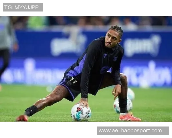 拉菲尼亚缺席对阵赫罗纳比赛训练场离开引发关注 拉菲尼亚缺席对阵赫罗纳比赛训练场离开引发关注